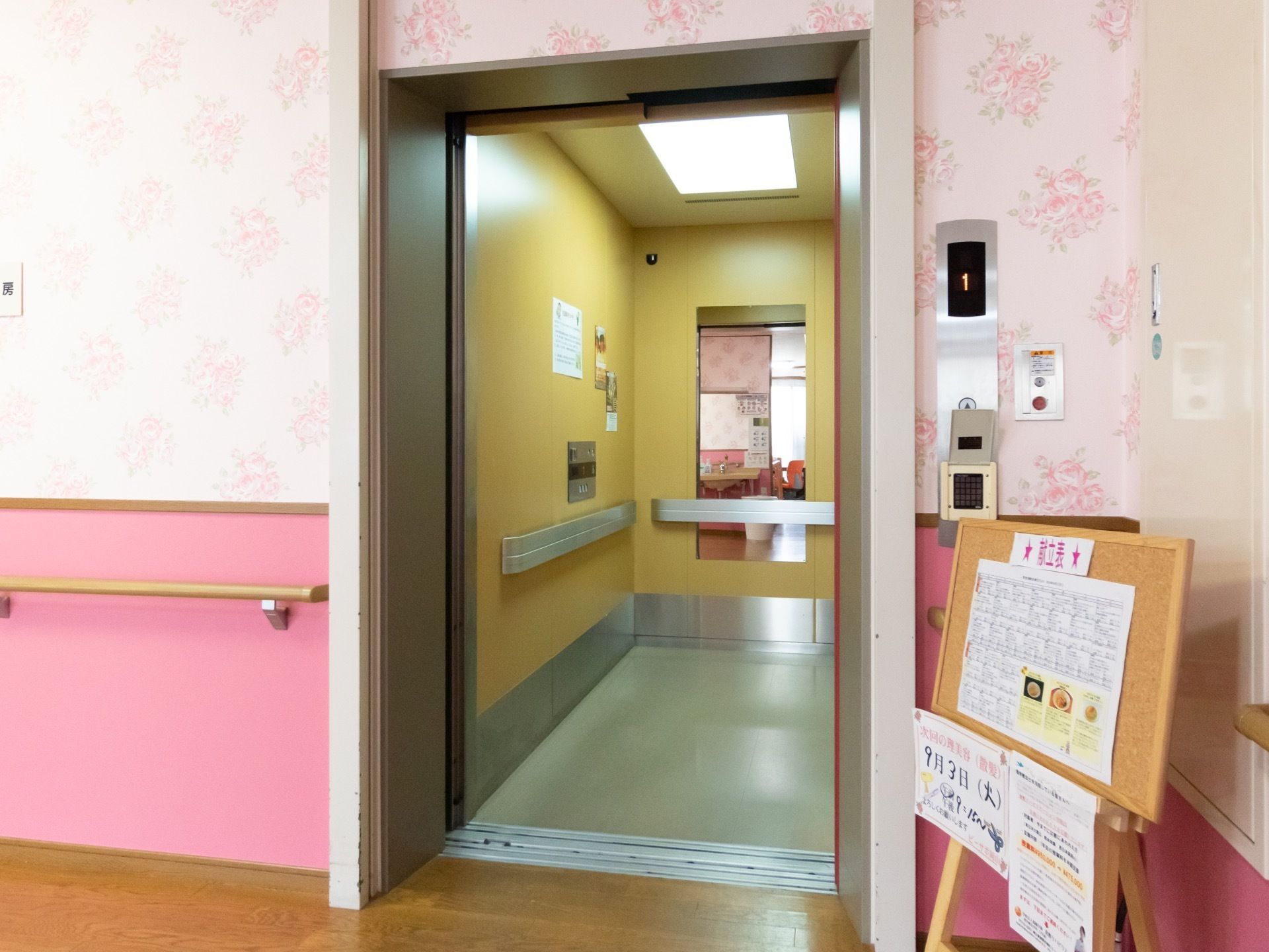 エレベーターは奥行きがあり、車椅子が複数台同時に乗車もできる。安全のため、手すりが３方に設置されている。