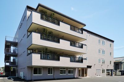 明るく広々とした建物外観