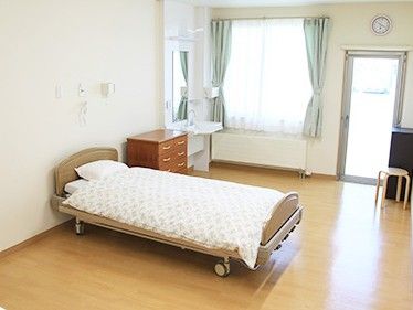 シンプルな個室のベッド