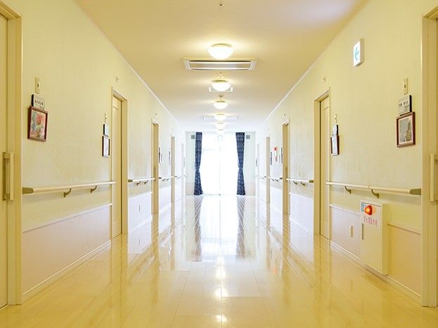 廊下はまっすぐで両サイドに手すりが設置されている。奥には大きな窓があり、明るい雰囲気。