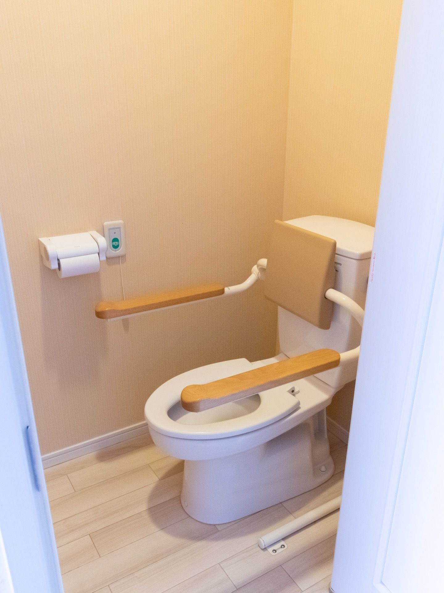 トイレは洋式である。トイレットペーパーフォルダーの隣に、緑色の緊急時の呼び出しボタンがある。
