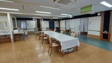 広々とした共有ダイニング