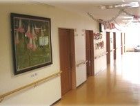 壁に飾りつけされている廊下の様子。手すりが取り付けられている廊下
