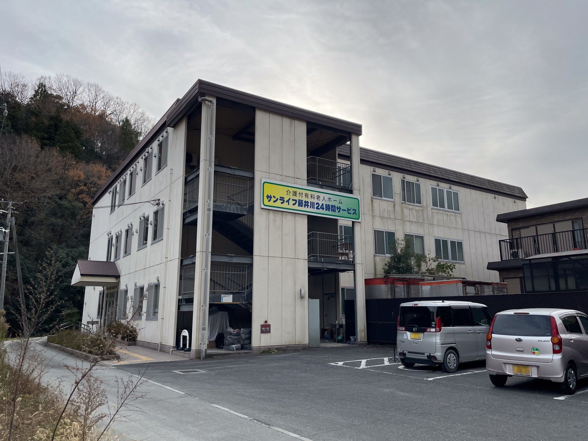 建物外観と駐車場