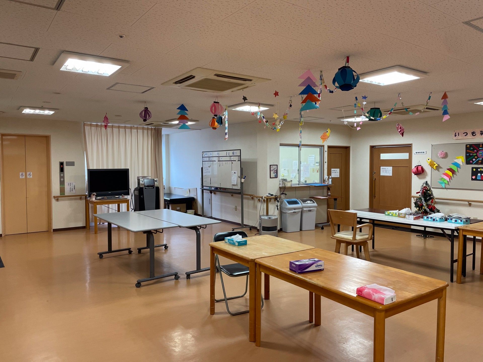 飾りが吊るされた広間