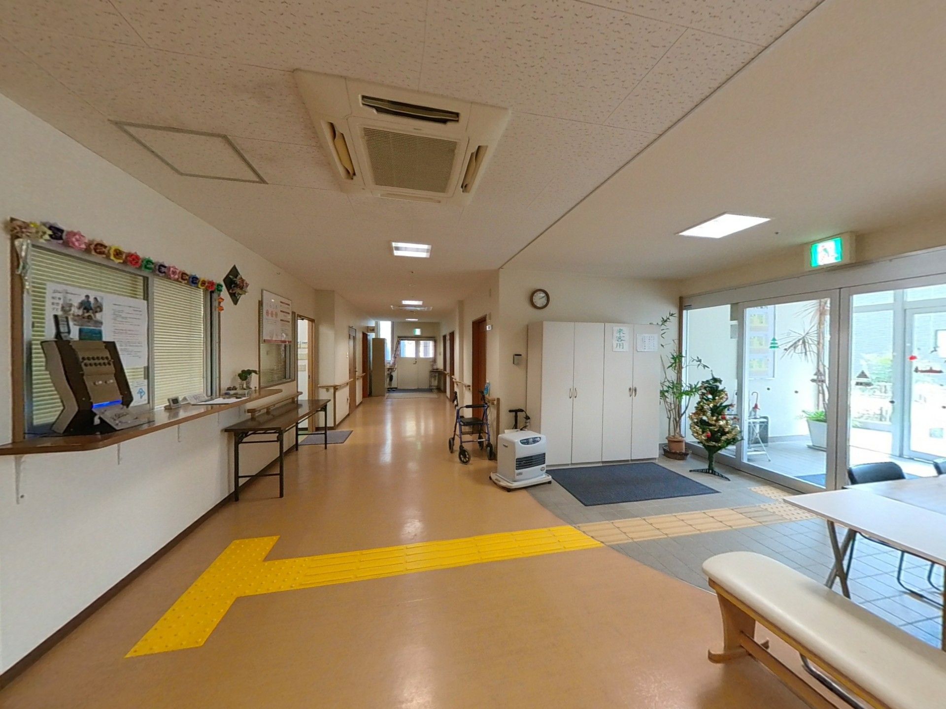 明るい廊下と受付カウンター