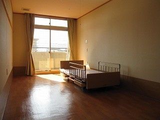 窓からの採光も充分な広い部屋に設置された可動式のベッド