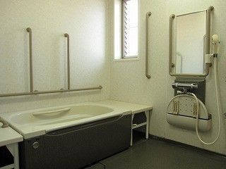 浴槽の両サイドに台を置き、浴槽と同じ高さに揃えている。ルーバー窓が付いており、小さく開けて中が見えないようにすることができる。