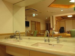 洗面所には蛇口が２つある。水道はレバーを上下左右に動かして調節する。銀色の蛇口は、Uの字にカーブしている。