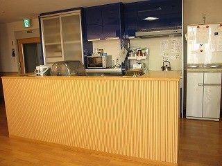 キッチンの横にはドアがあり、非常口を表す緑色の電灯が付いている。共有の大型冷蔵庫が利用できるので、作り置きも可能である。