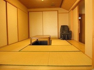襖が閉まる和室には、掘りごたつが設置してある。住みなれたご自宅と同じような感覚で過ごせる部屋である。