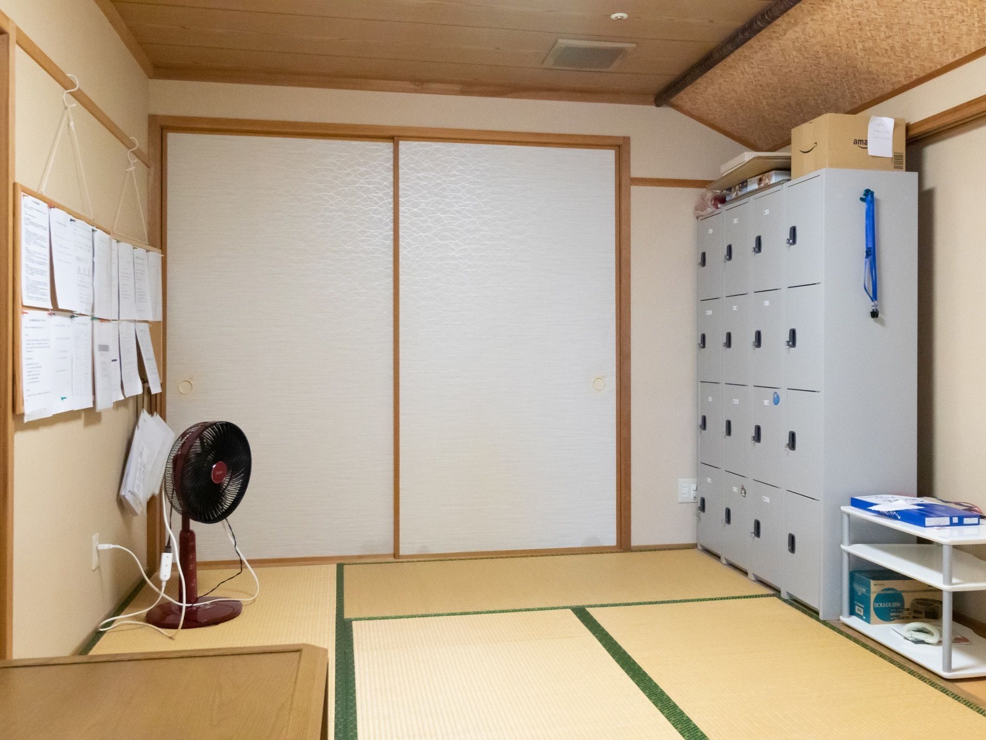 施設内の各階に、和室の部屋がある。室内には扇風機やロッカーが置かれている。壁にはコルクボードが下げられ、張り紙がされている。