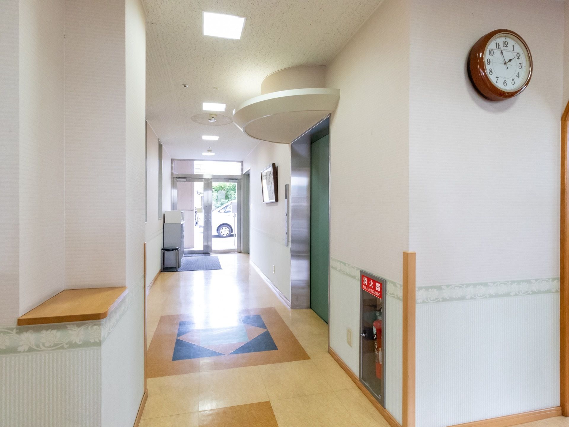通路の曲がり角にはカバーを取り付け、万が一転倒した場合に備えて怪我のリスクを軽減させている。壁には壁掛け時計が掛けられている。