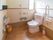 トイレの内装は、花柄の壁紙を使用して明るい雰囲気となっている。洋式便座の両側に手すりがあり、安全面に配慮されている。
