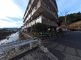 自然に囲まれた建物の外観