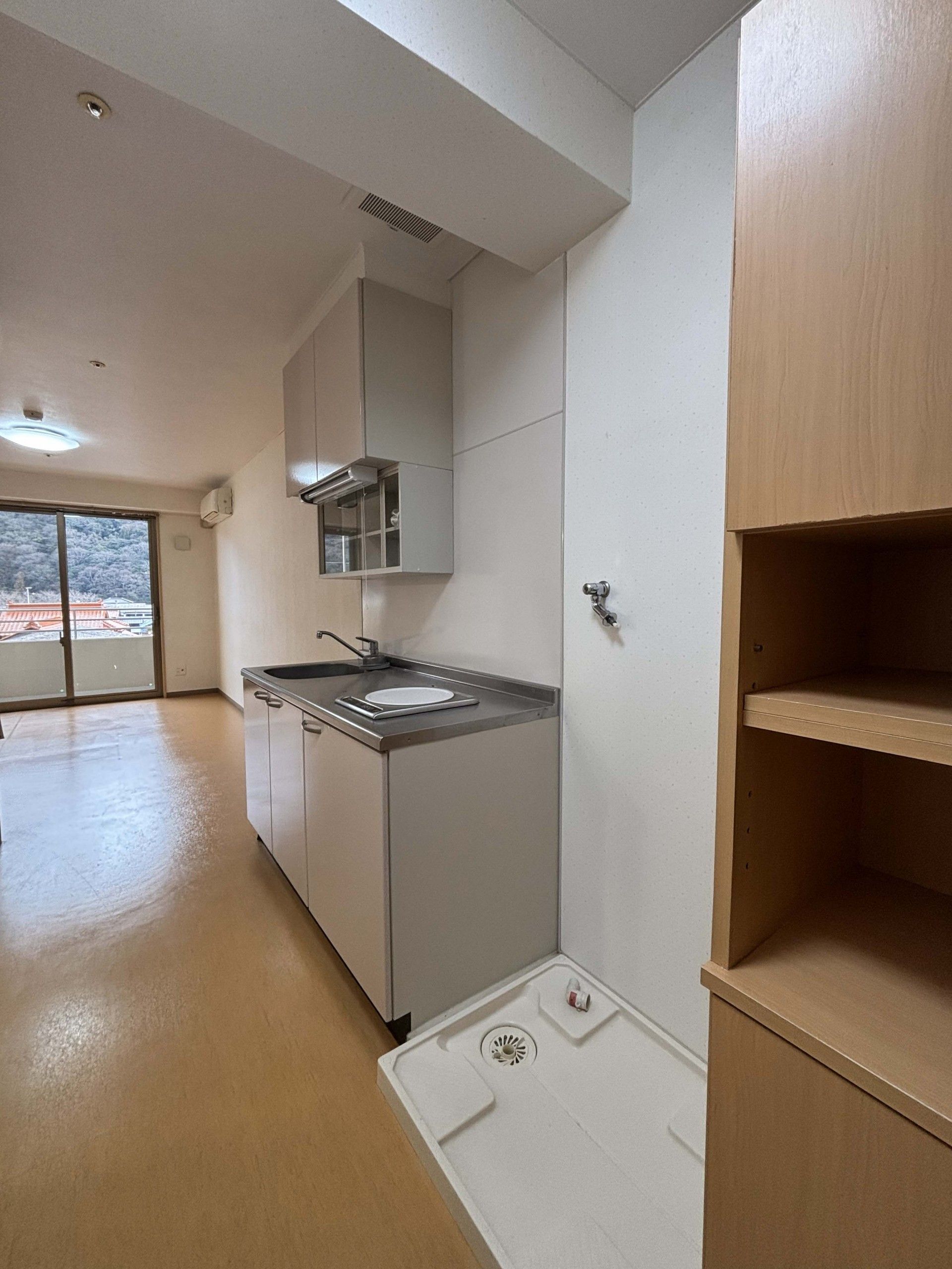 明るいキッチンと洗濯機置場