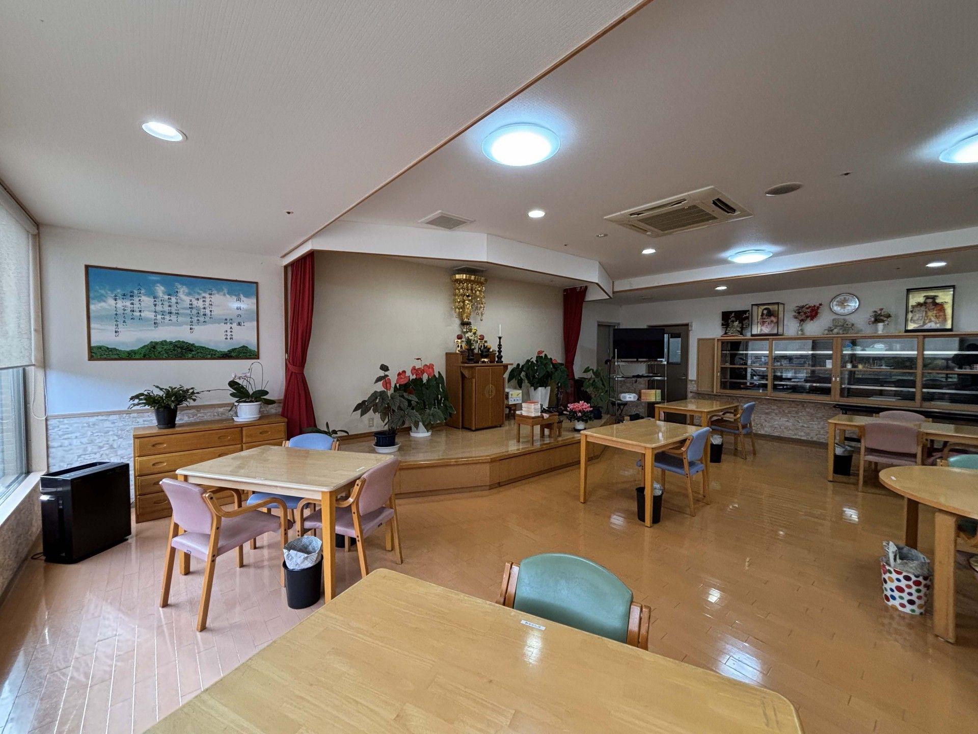 落ち着いた雰囲気の広間