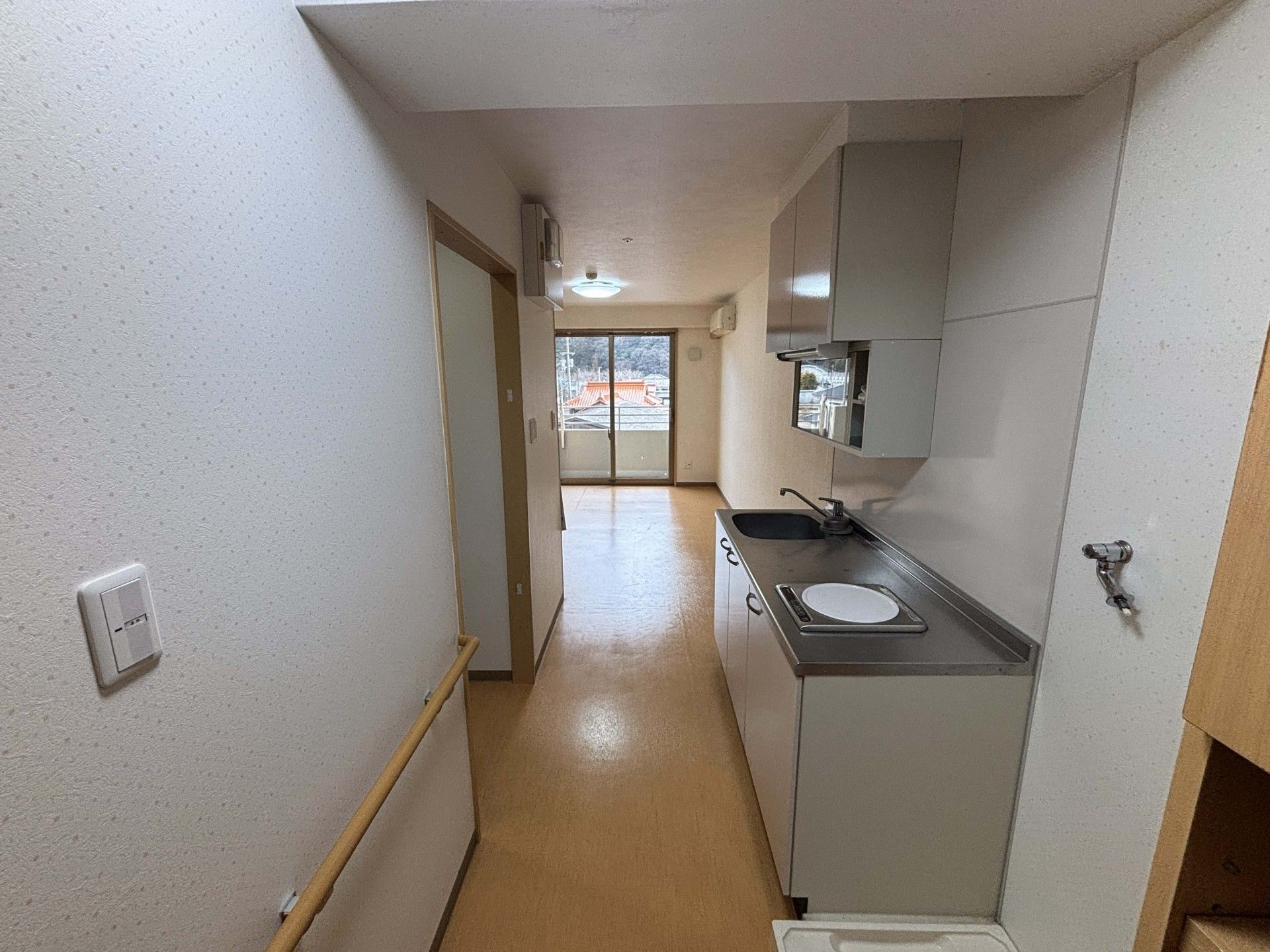 明るい廊下とキッチン