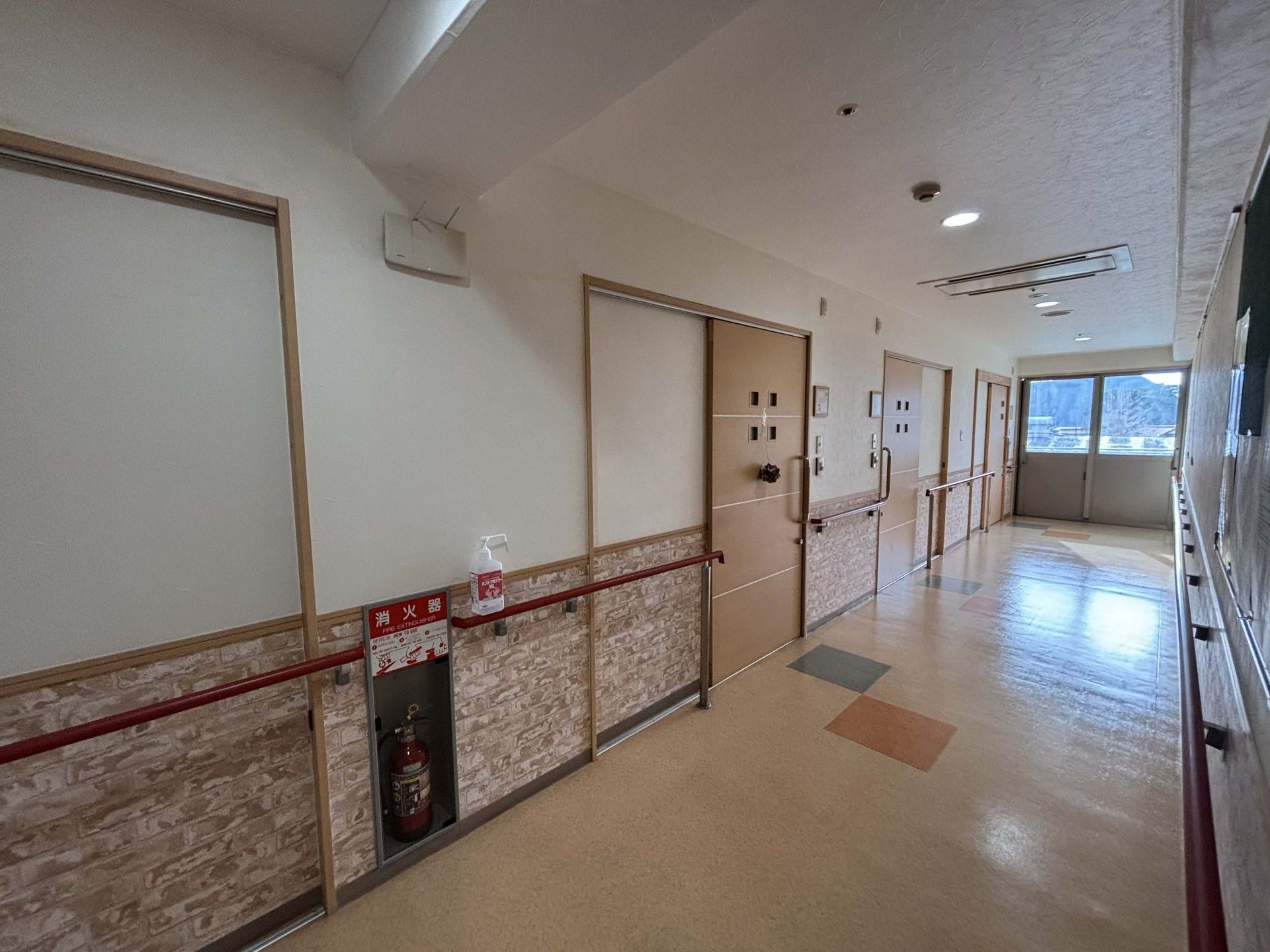 手すり付きの廊下