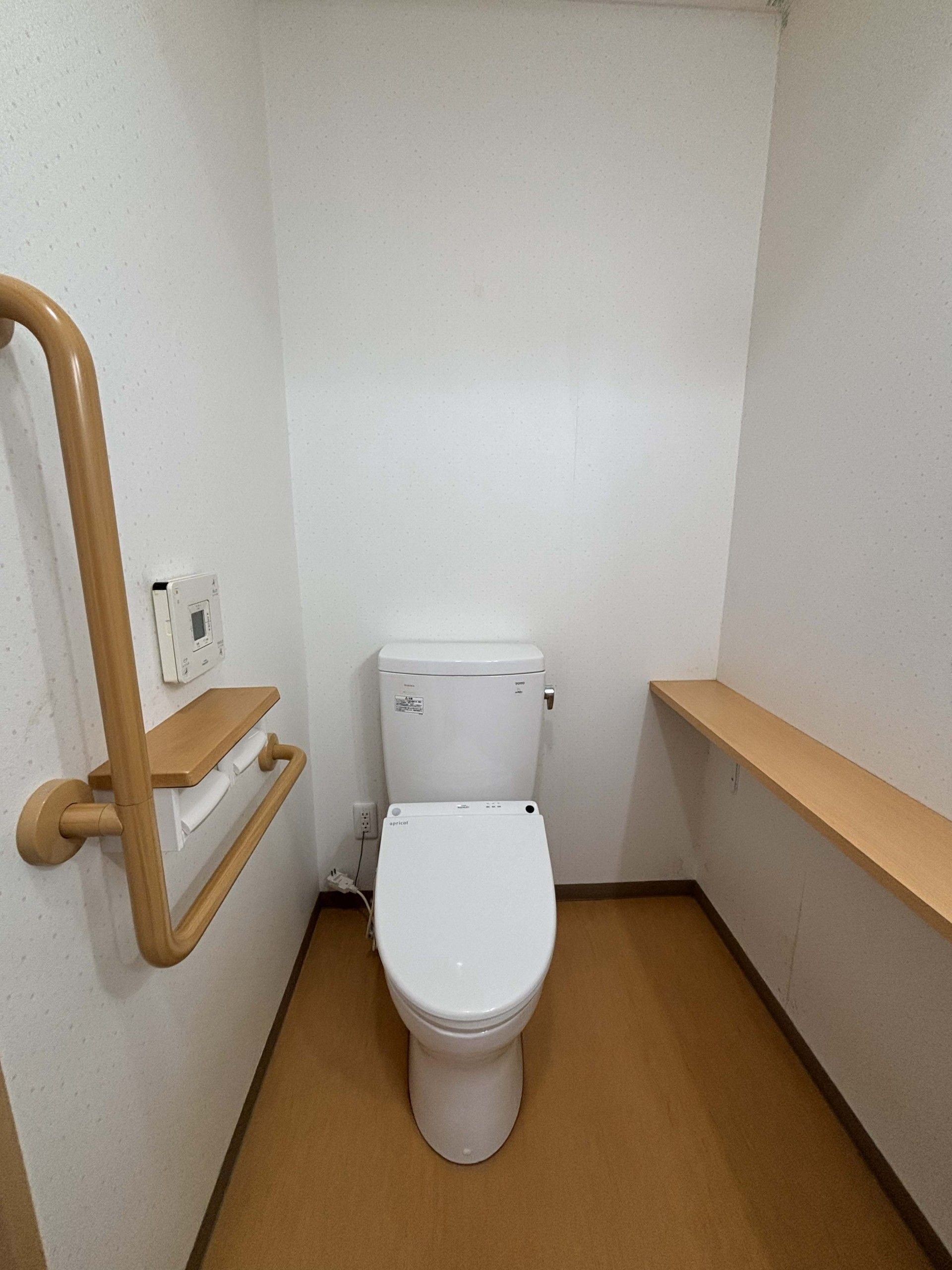 手すり付きのトイレ