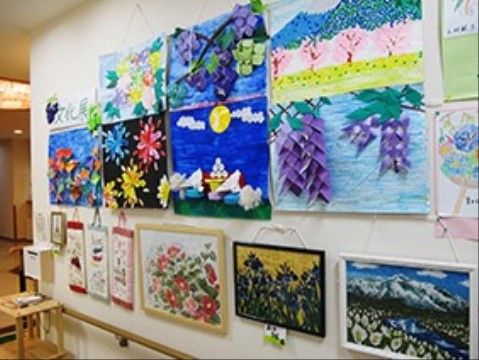 「エスペランサ川崎」の文化展。手間暇かかった作品を飾っている。