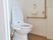 トイレには手すりがところどころに設置され、ゆっくりと安全に利用できる。ゴミ箱や洗面台も設置されているので利用しやすい。