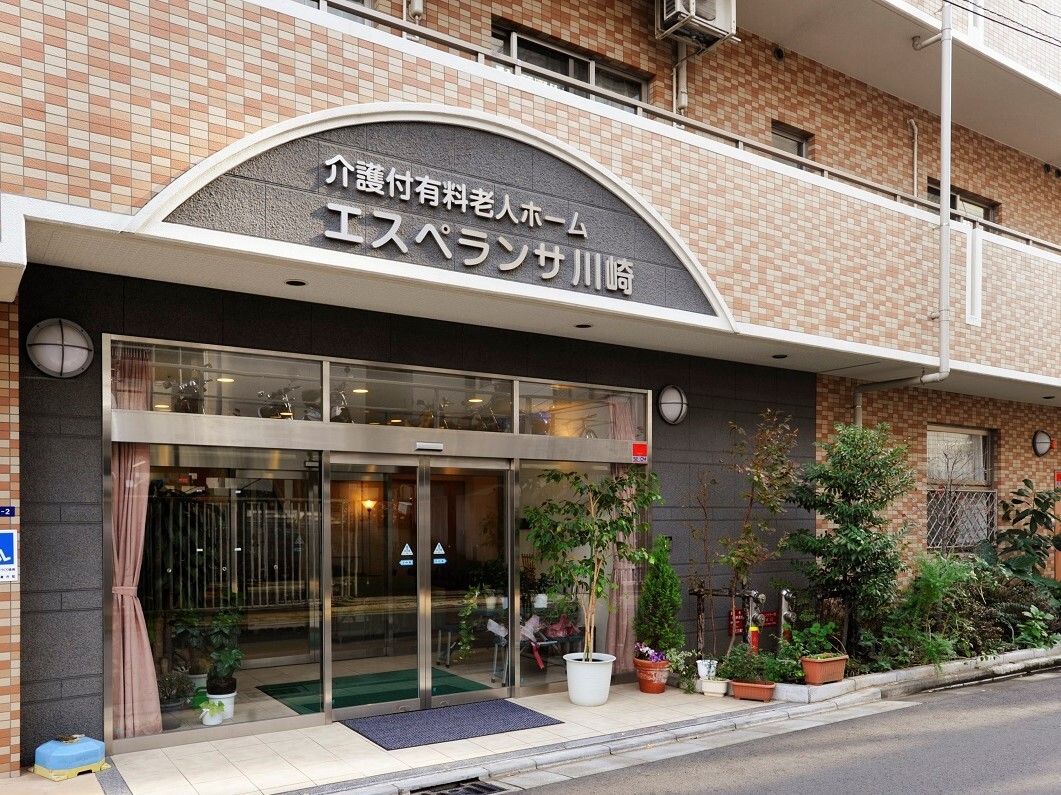 石が敷き詰められ、手水や焼き物が飾られた和を感じさせる小さな庭園