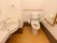 手すりの付いたトイレと、同じ空間にある洗面台