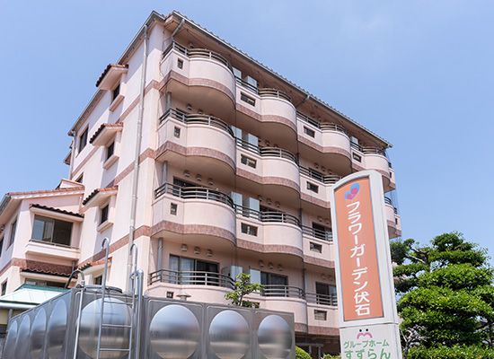 温かみのある外観の建物