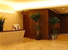 観葉植物が置かれた受付。スタッフはおらず、ホテルのような雰囲気。