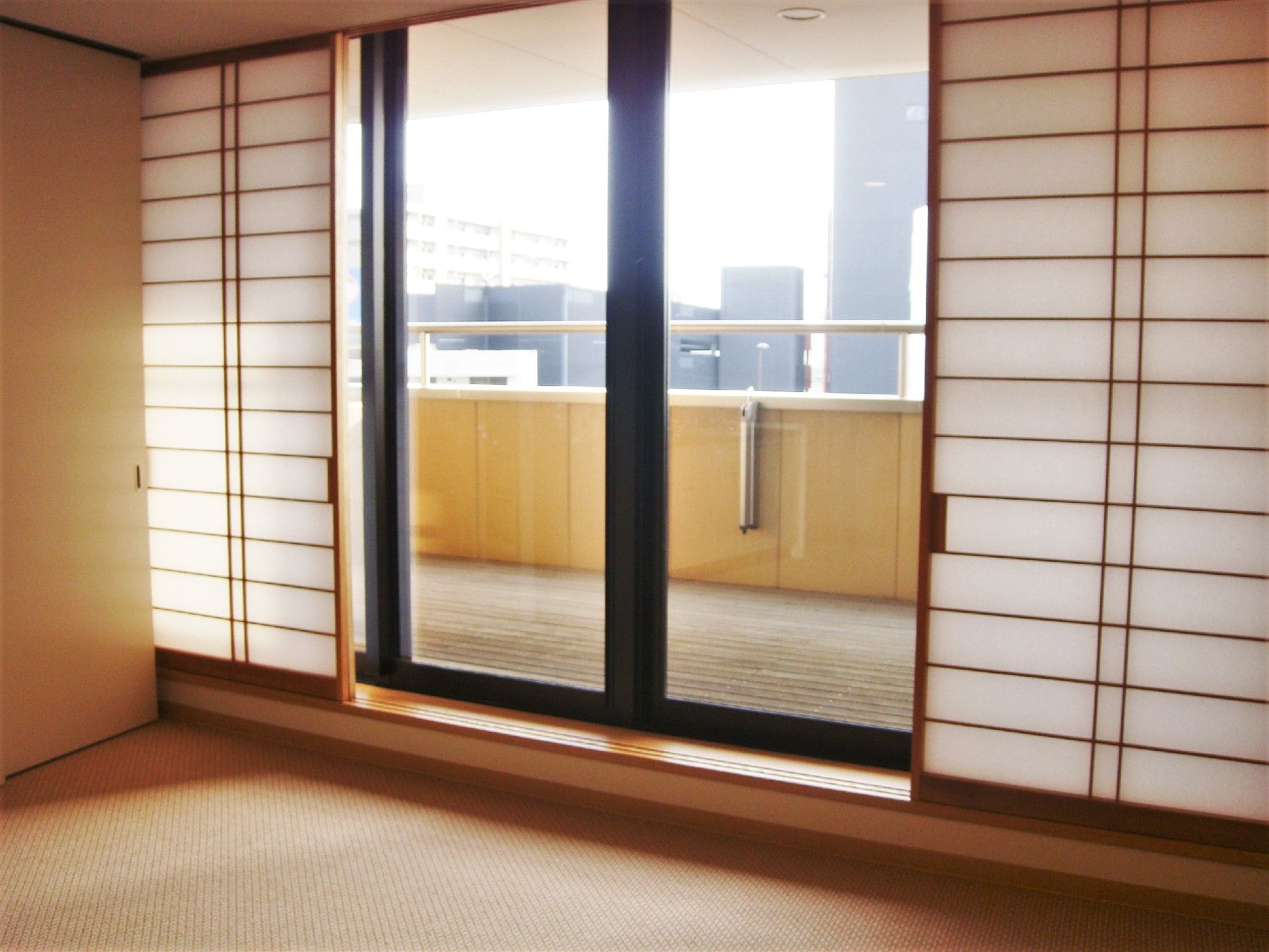 周辺の街並みを眺めることができる広いベランダ。障子が付き、和の雰囲気。