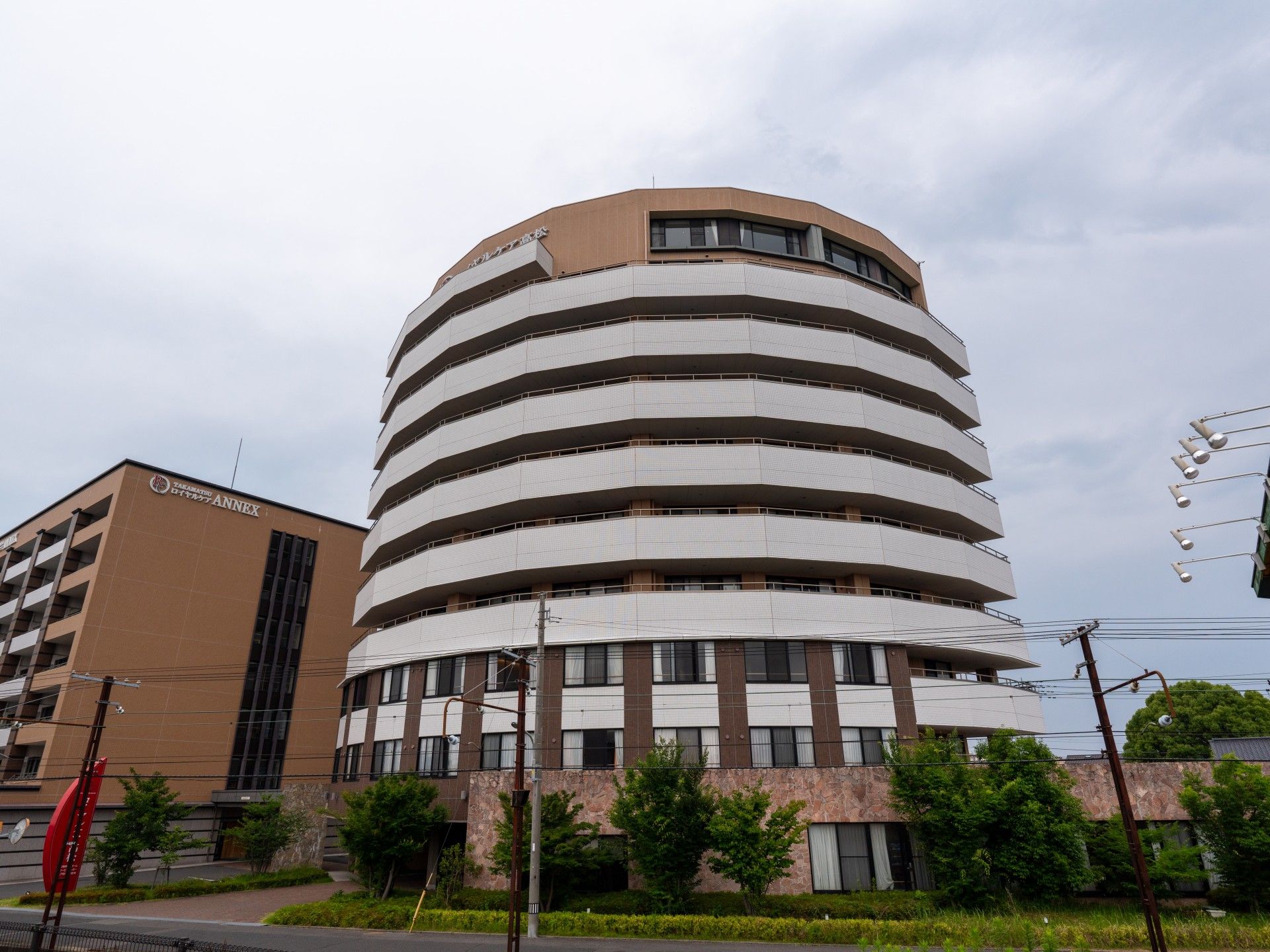 大きな窓があり、テレビやベッド、いすなどが設置された居室は明るい雰囲気。