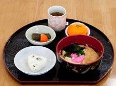 栄養のバランスが考えられた、和食中心の食事メニュー