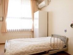 大きめの窓から光が差し込む、冷暖房完備の明るい部屋