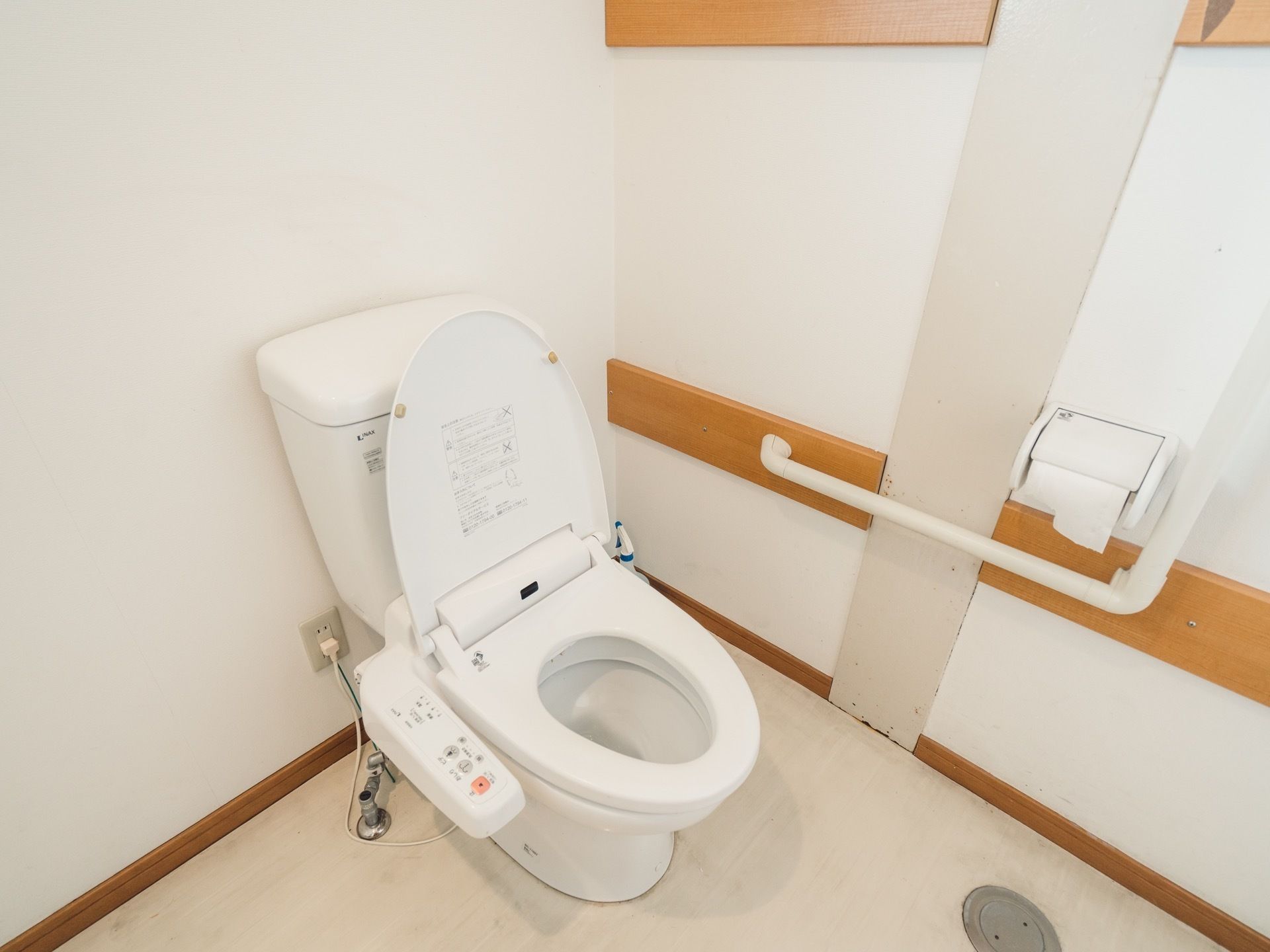 トイレは清掃が行き届いており、気持ちよく利用することができる。家庭にあるものと変わりはなく、使用するには何の不便もない。