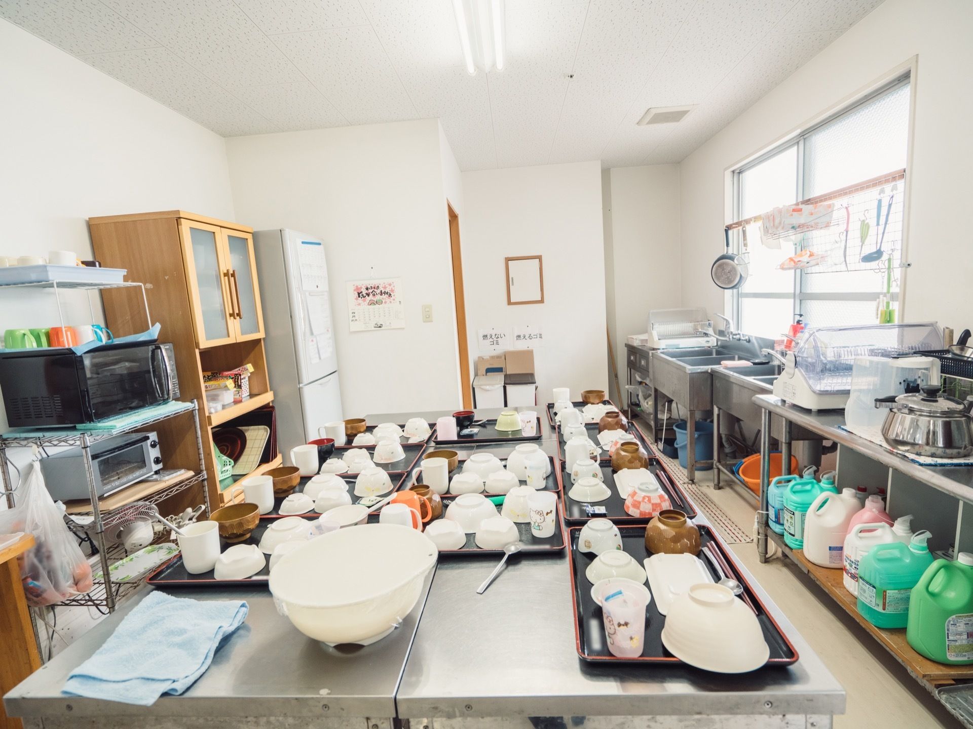 入居者様用の食器が並べられている。冷蔵庫や電子レンジなど、必要な物は一通り揃っており、不便のないよう配慮がされている。