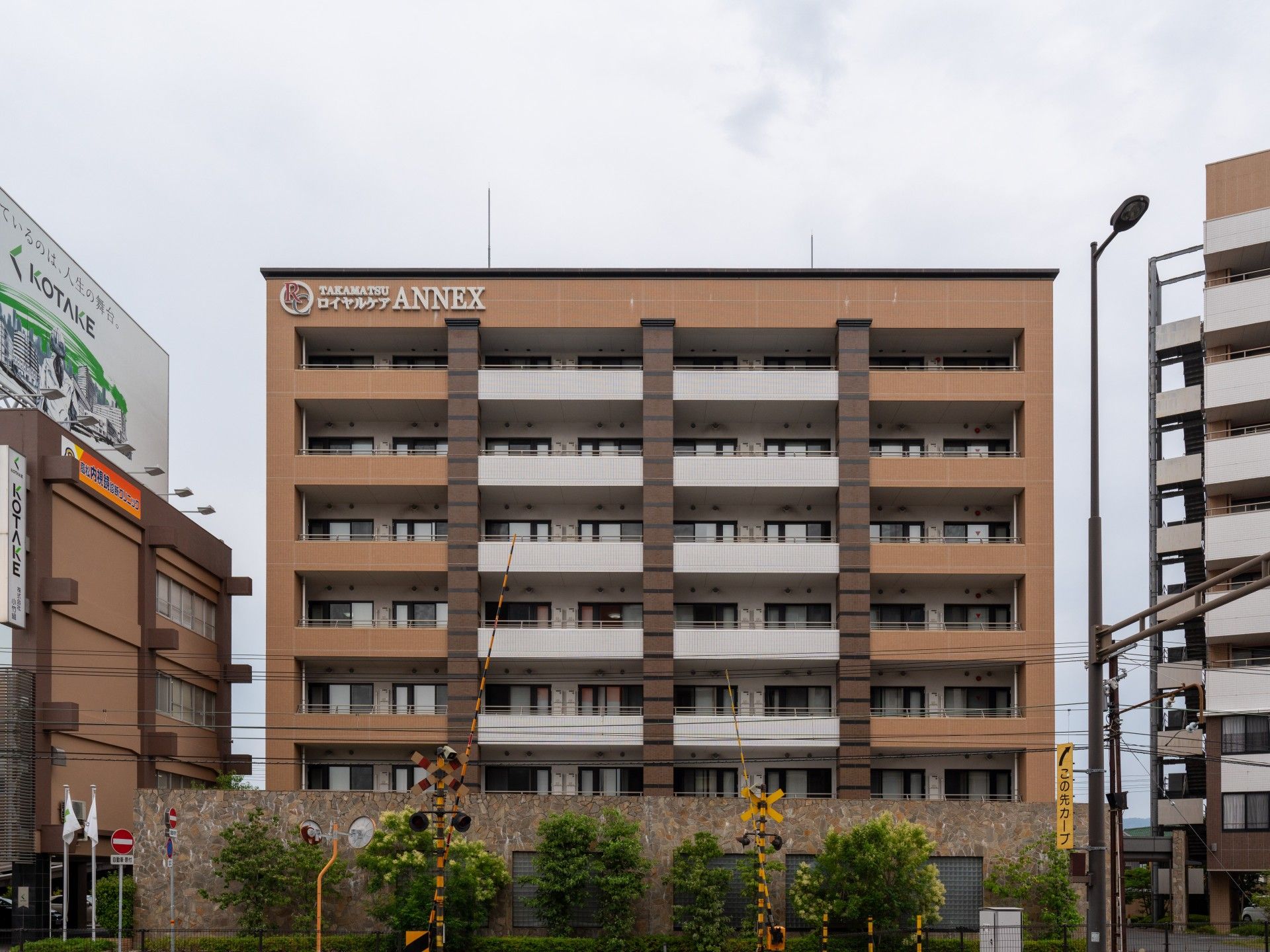 落ち着いた色合いでまとめられたフローリングの居室にはベッドやいすなどが置かれている。