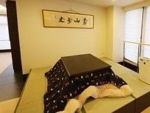 こたつが設置された小上がりスペースは本格的な畳敷き。大きな窓が付き明るい雰囲気。
