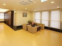 花が飾られた応接スペースには絵画もあり、大きな窓も付いている。