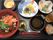 天ぷらや海鮮丼、ちまきや茶碗蒸しなどが並ぶ黒いトレー。