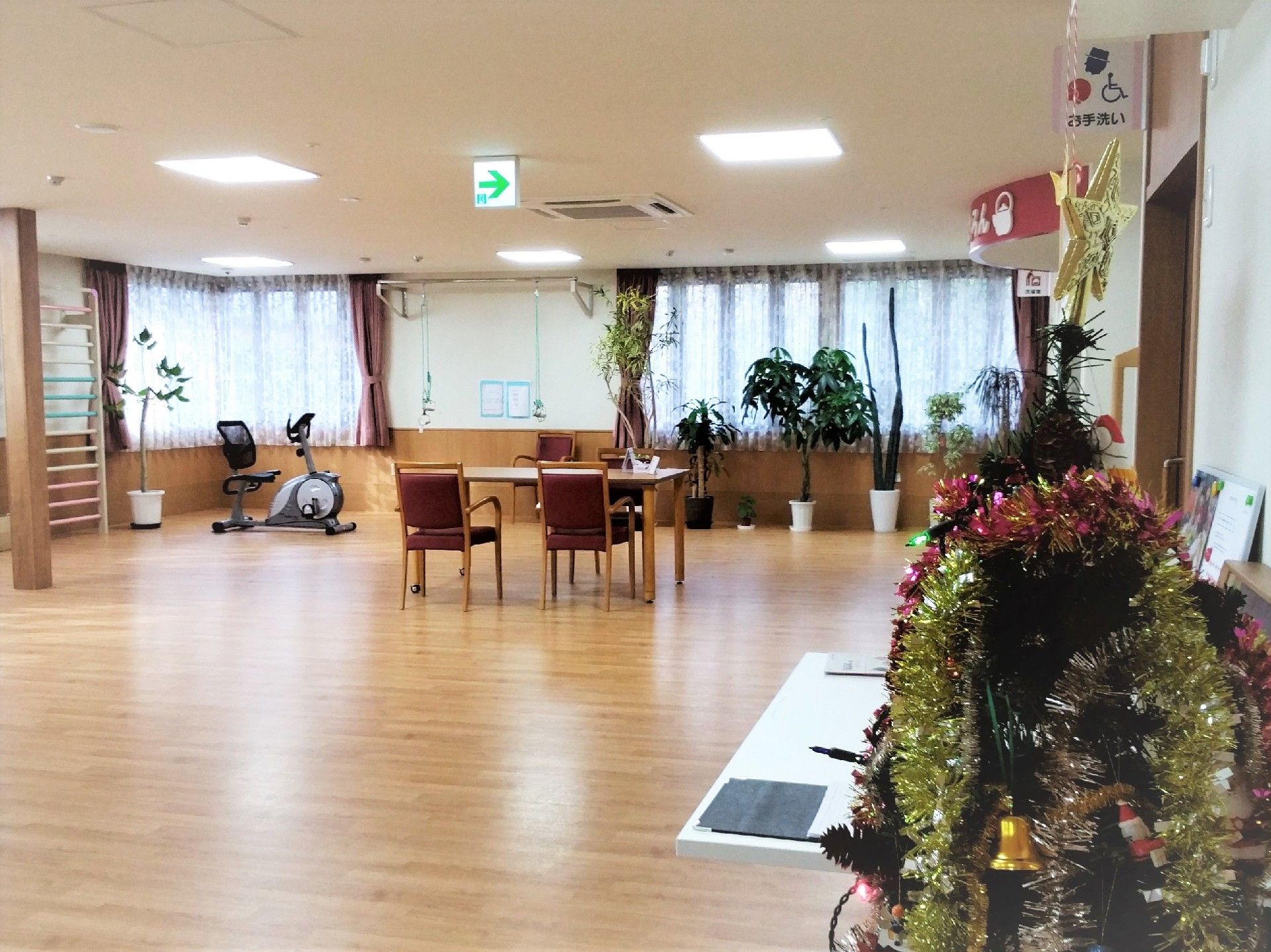 フローリングの床の部屋。奥にエアロバイクが置かれている