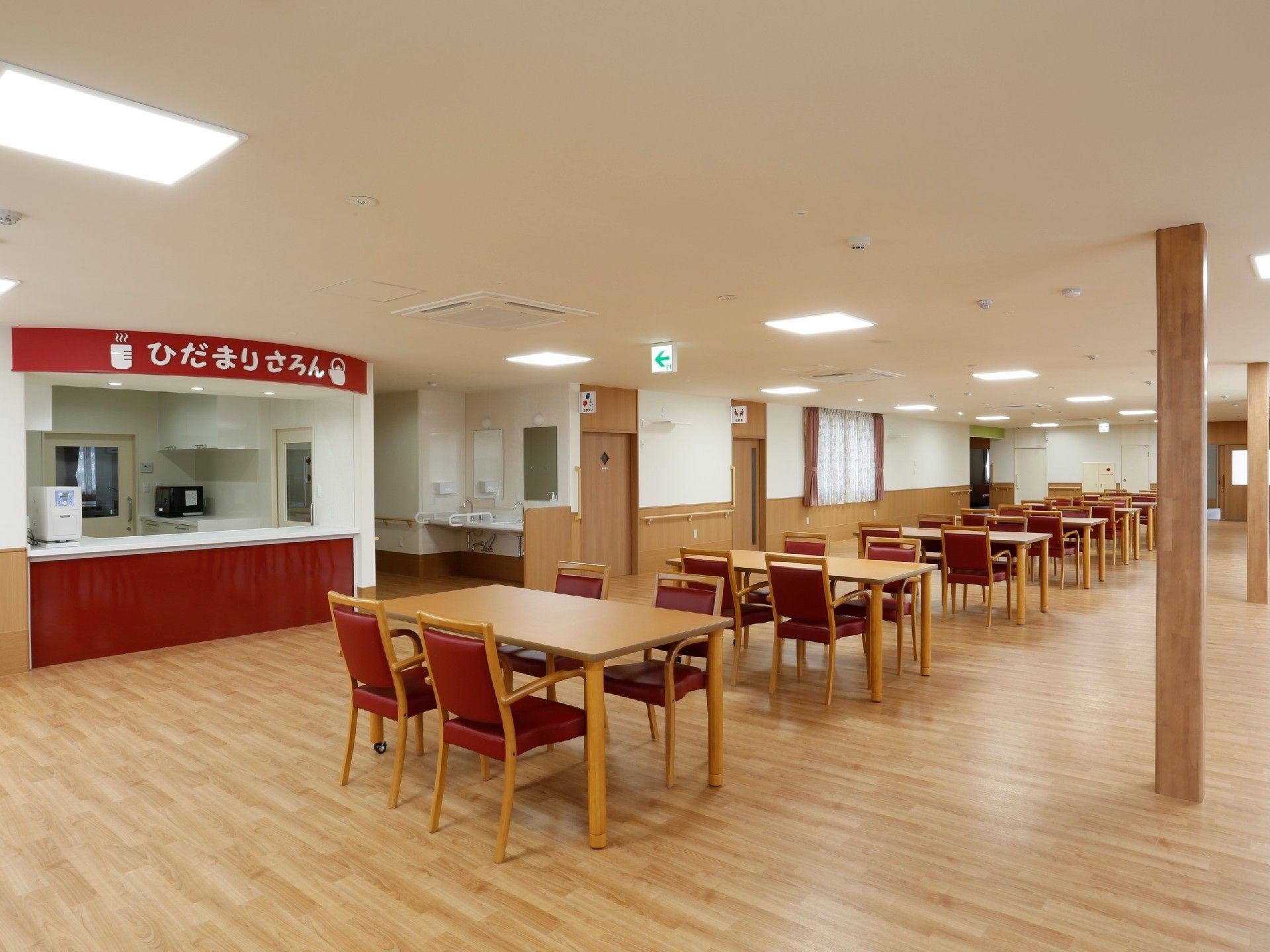 「ひだまりサロン」と書かれたオープンキッチンからは食堂全体を見渡すことができる。