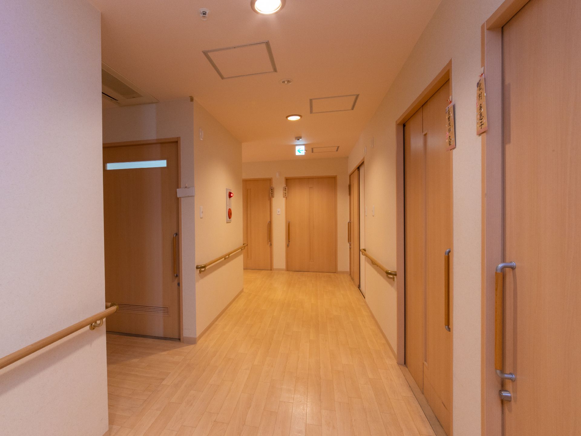 ゆとりある幅の廊下になっており、壁には手すりが設置されている。火災報知器があり、緊急時に落ち着いて避難することができる。