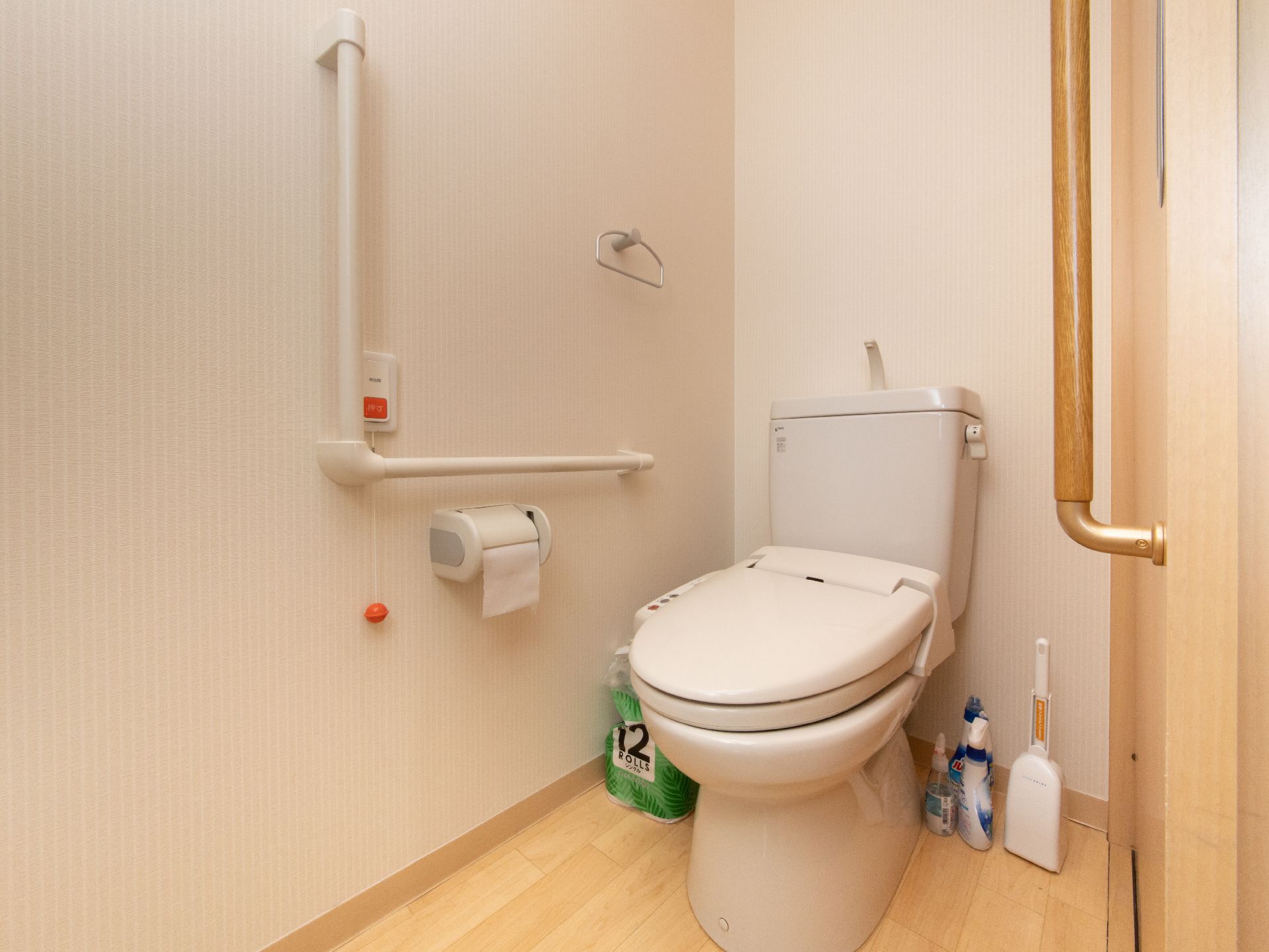 清掃が行き届いたきれいなトイレである。壁に手すりを設置しており、体を支えながら利用することができる。