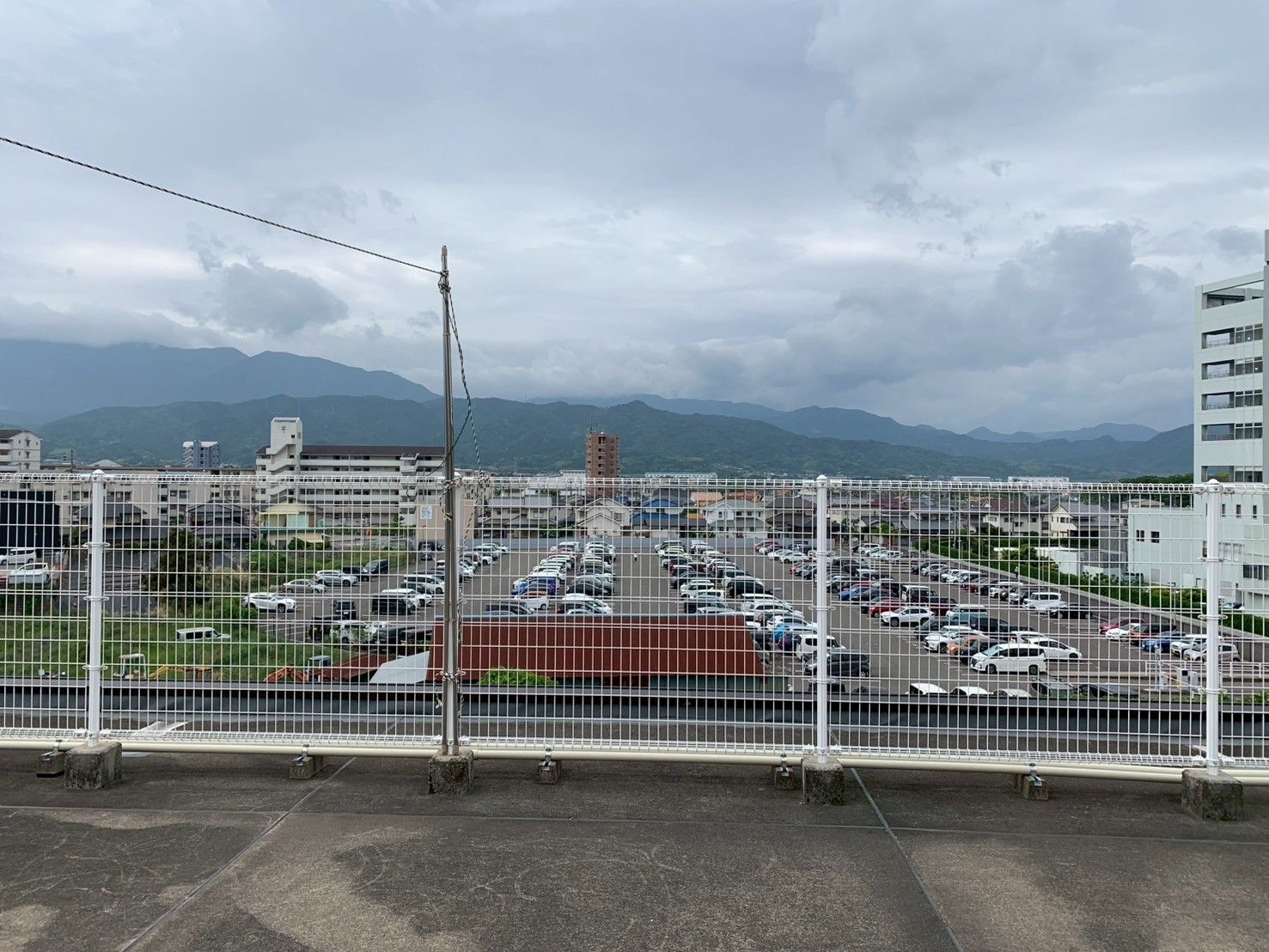 遠くに山が見える景色