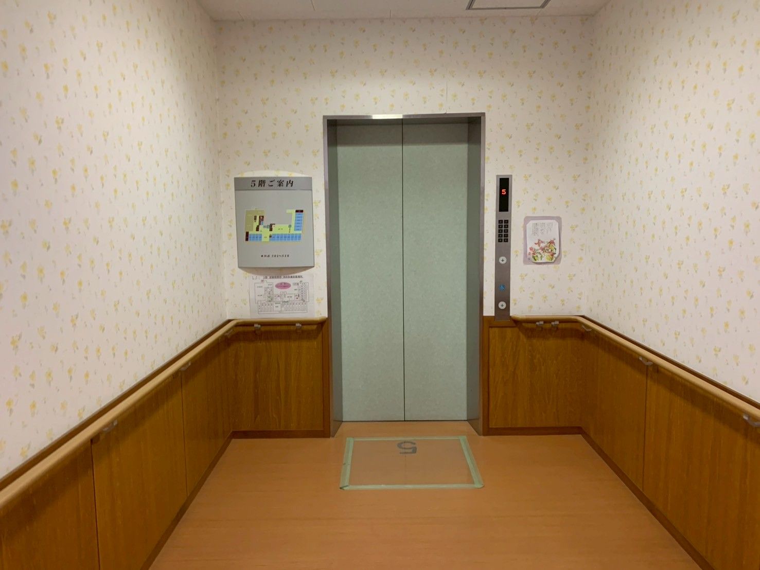 エレベーター前の廊下