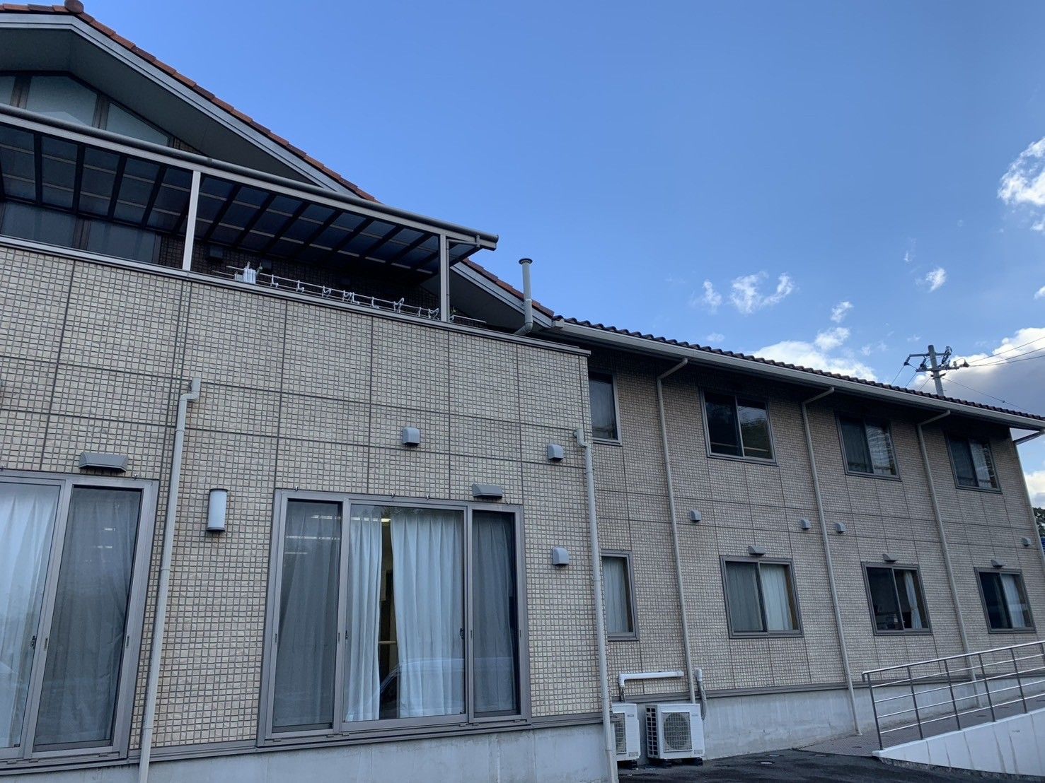 青空の下の建物外観