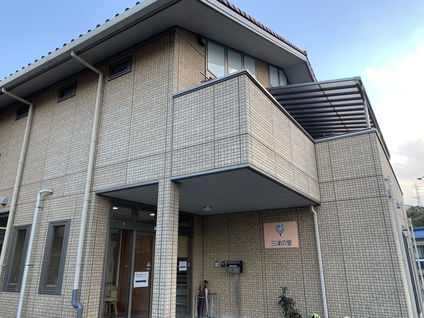落ち着いた外観の建物