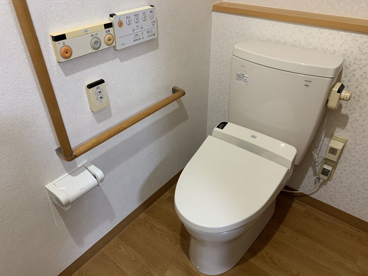 手すり付きのトイレ