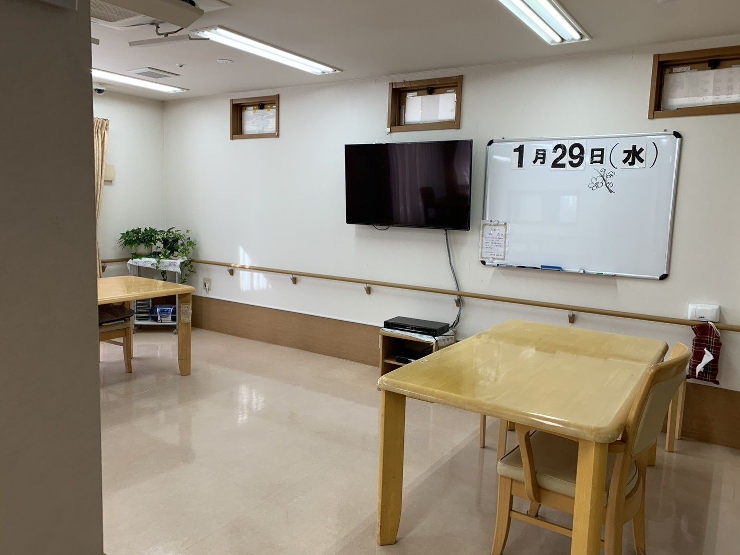 テレビとホワイトボードの部屋